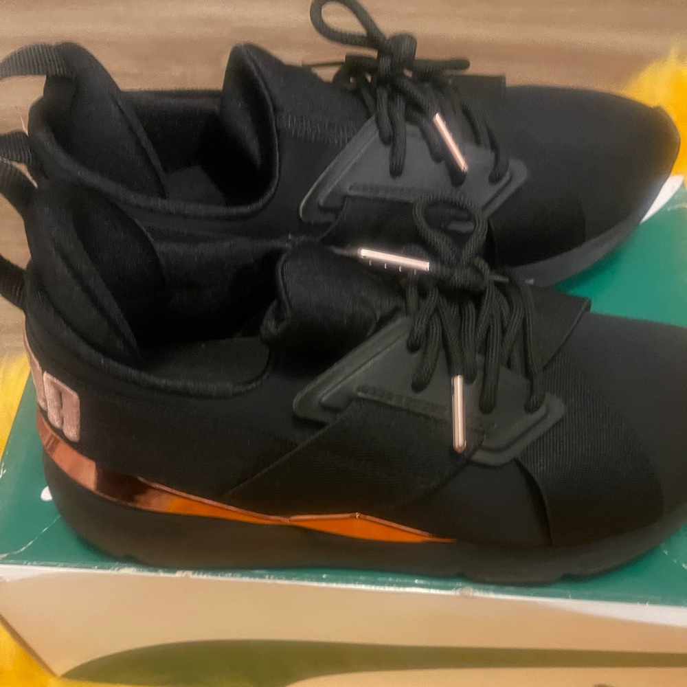 Black Pumas with Rose